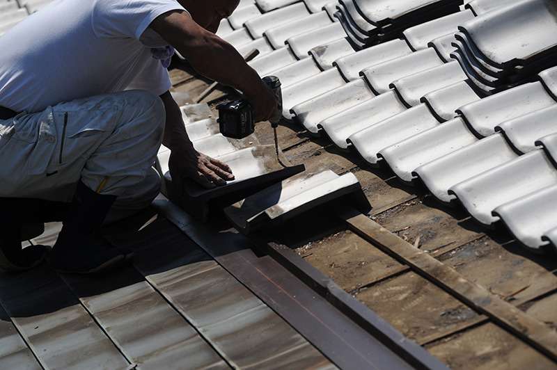 屋根は定期的な葺き替えが必要です